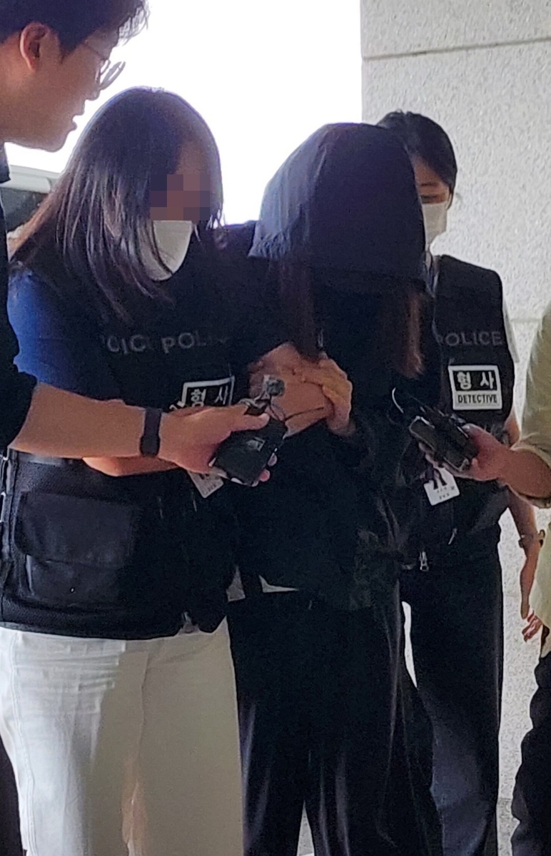 Мать, которую позже осудили за кражу тестов из школы дочери, входит в суд в Тэгу на допрос перед арестом 15 июля 2025 года (Newsis)