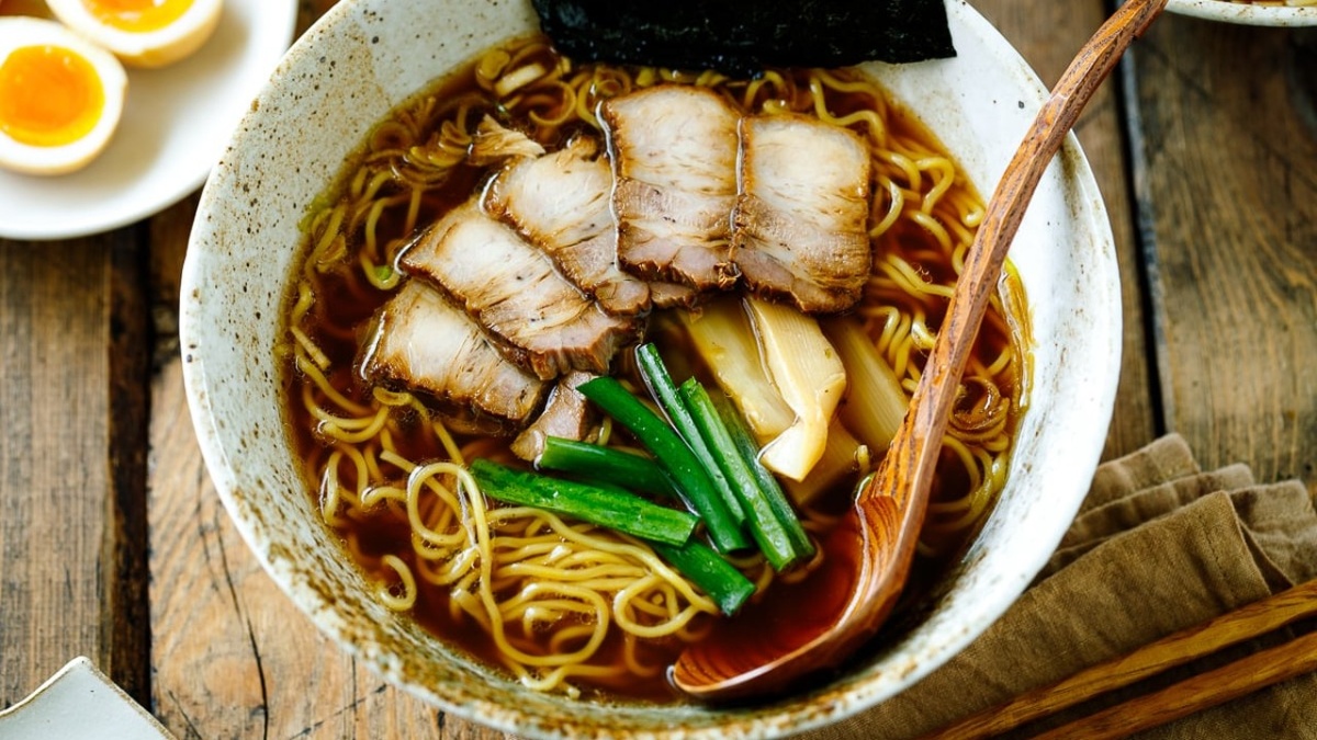 Фото из открытых источников. Классический японский рамен: бульон, лапша, мясо и несколько акцентов.