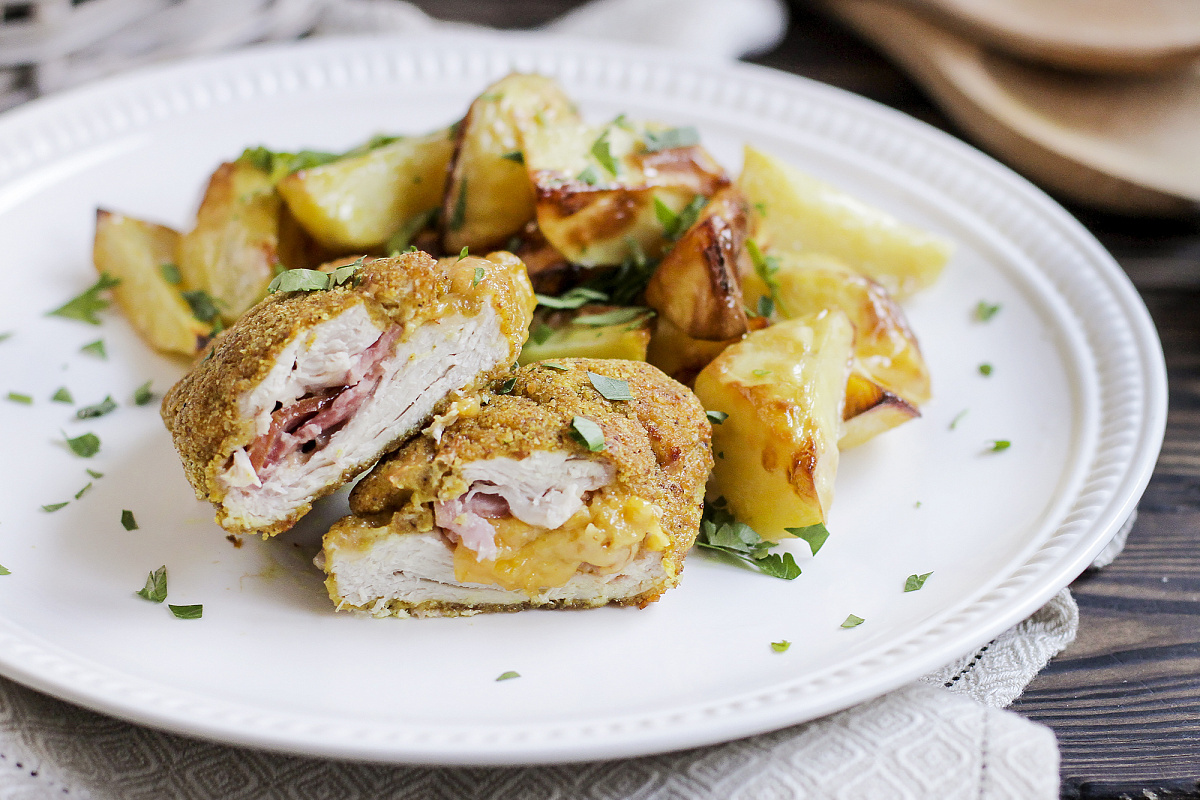 Кордон блю из курицы с ветчиной, сыром Чеддер и картофелем