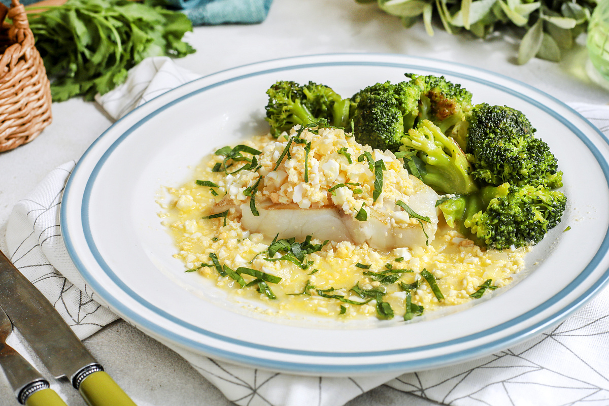 Белая рыба по-польски с брокколи