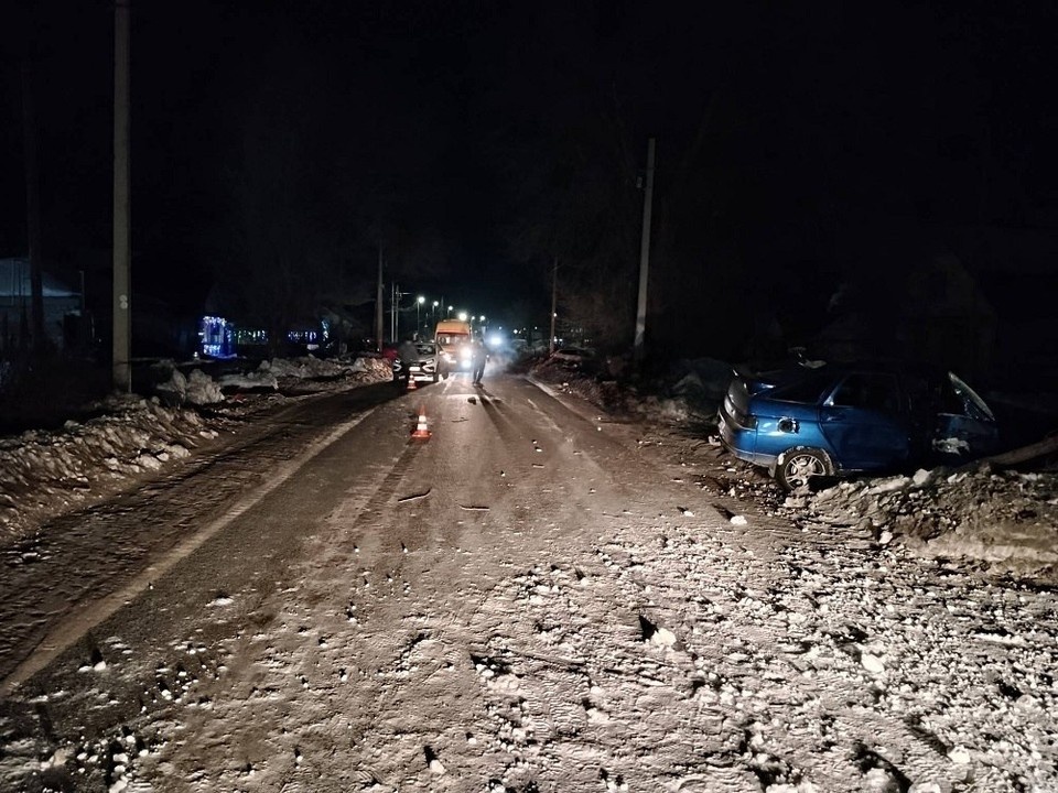    После наезда на женщину отечественная легковушка потеряла управление и протаранила дерево на левой обочине УМВД России по Оренбургской области