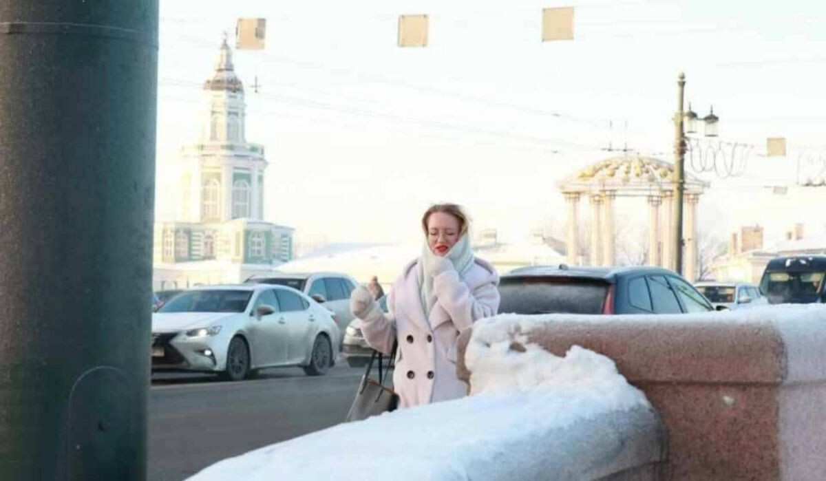     Женщина идет в Санкт-Петербурге. Источник: spb.kp.ru Автор фото: Алексей Булатов