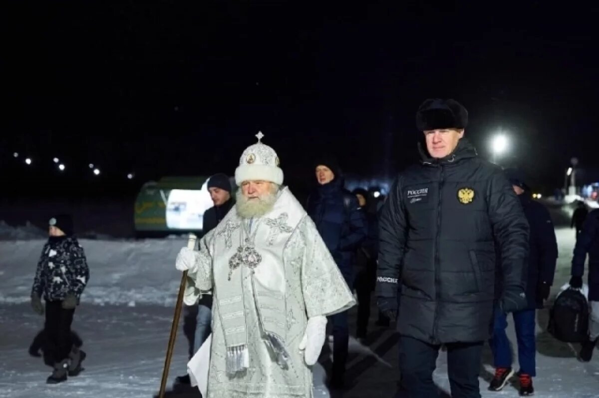    Утром 19 января губернатор принял участие с югорчанами в Ханты-Мансийске в освящении воды на реке Иртыш.
