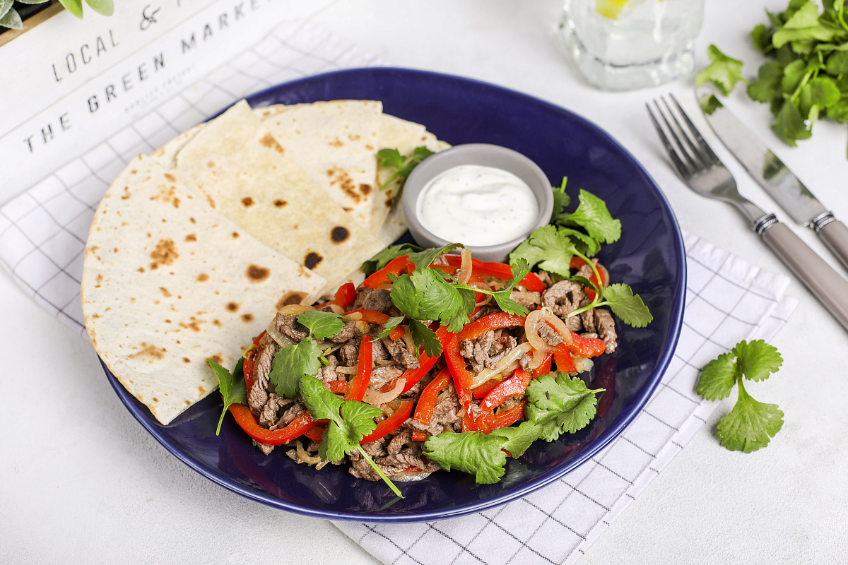 Фахитос - лепешки с говядиной и сметанным соусом