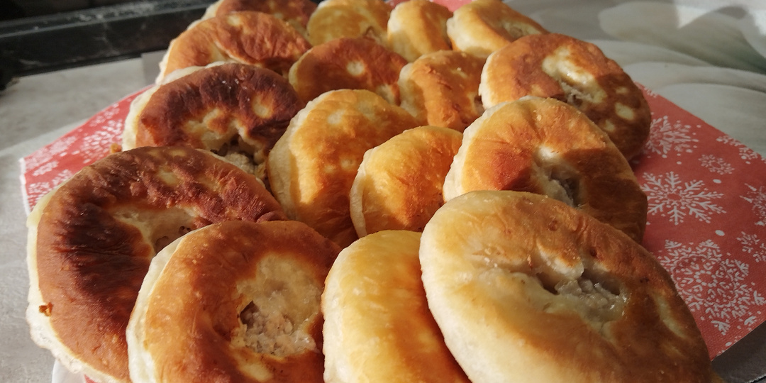 Рецепт беляшей на сковороде из дрожжевого теста с фаршем