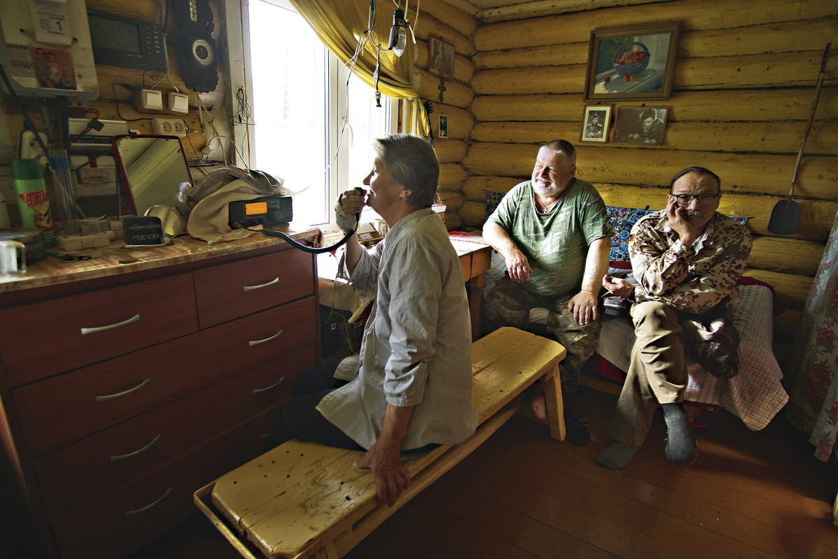    На связи с "большой землей" Алевтина Смирнова. Справа от нее - муж Сергей Смирнов и орнитолог Василий Колбин, заместитель директора по науке заповедника "Вишерский". / Фото: Валерий Дегтярев