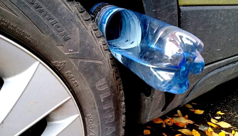 Кто и зачем кладет пластиковую бутылку под колесо автомобиля, и что делать, если вы ее обнаружили