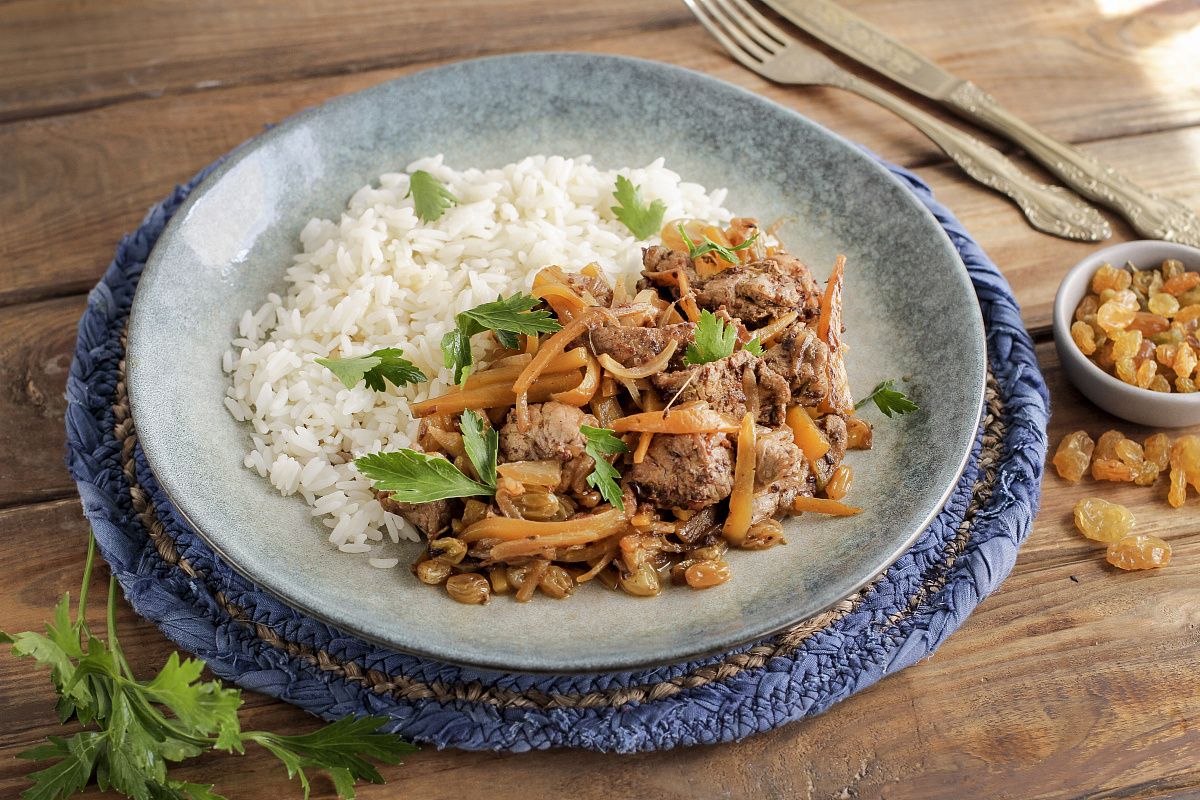 Ужин Геркулеса — свиная вырезка с золотистым изюмом, морковью и рассыпчатым рисом