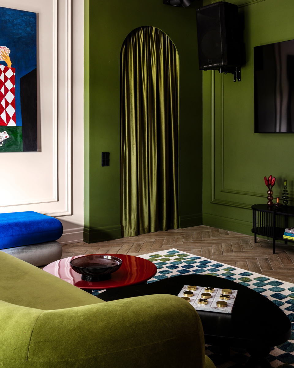 На фото: студия 33 кв.м в г. Могилеве. В кадре диван прямой Brera, пуф Brera-15, журнальный стол Мейфер-1 и кухонный стол Лоис — все от divan.ru. Дизайнер: Анастасия Галезник; фотограф: Катерина Самойлович