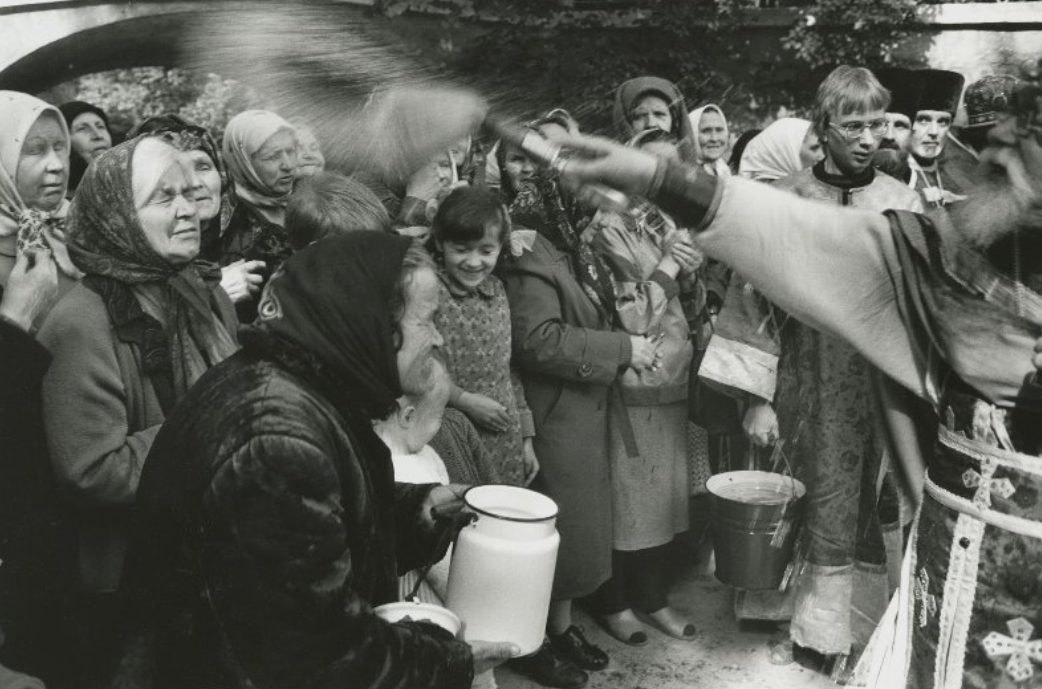 Окропление святой водой на Крещение господне. Фото времен СССР