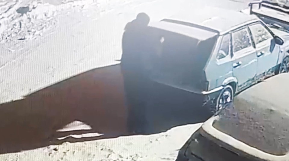    На улице Циолковского фигурант вскрыл багажник припаркованной во дворе легковушки. Скриншот видеозаписи, предоставленной УМВД России по Липецкой области.