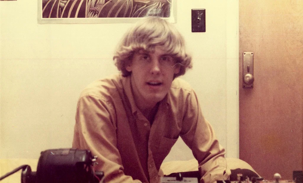 На фотографии 1970-х гг: изобретатель первой цифровой фотокамеры Стив Сассон (Steve Sasson), в первые годы работы в компании Eastman Kodak. Кадр Британской вещательной корпорации из архива Стива Сассона.