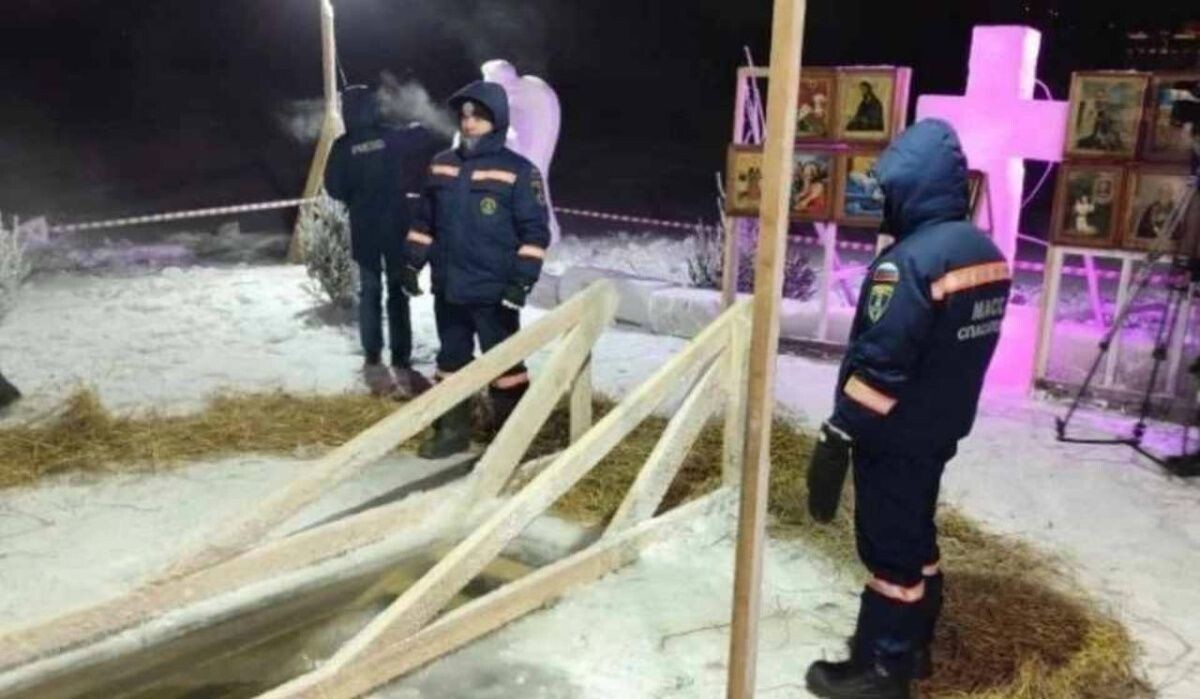     Спасатели возле проруби. Источник: nsk.kp.ru Автор фото: Пресс-служба спасателей МАСС