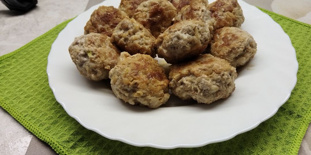 Из свиного мяса на сковороде можно приготовить котлеты с добавлением геркулеса (овсяных хлопьев).