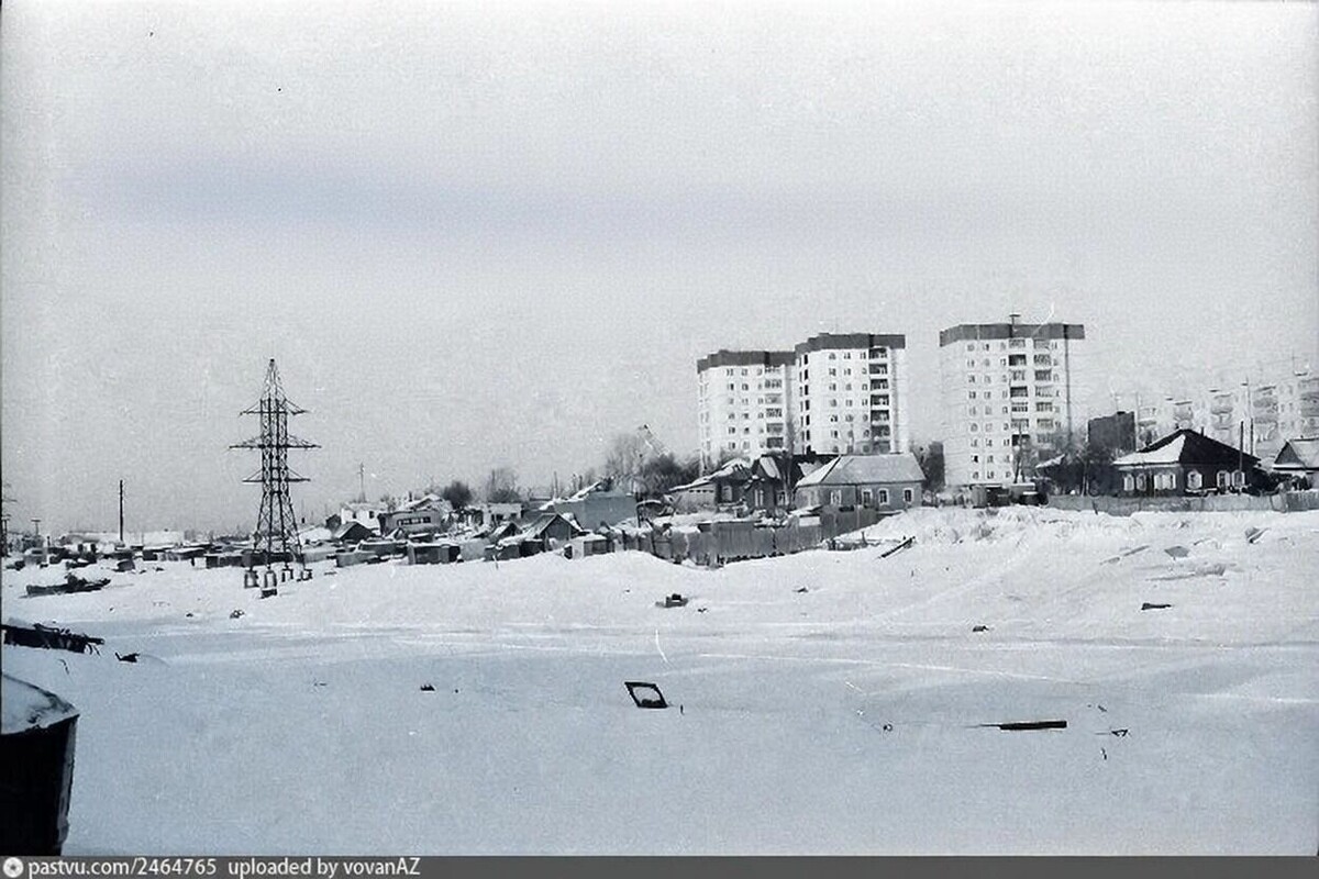    Пятиэтажки, деревянные срубы и первые девятиэтажные дома, менявшие облик Сургута.   pastvu.com
