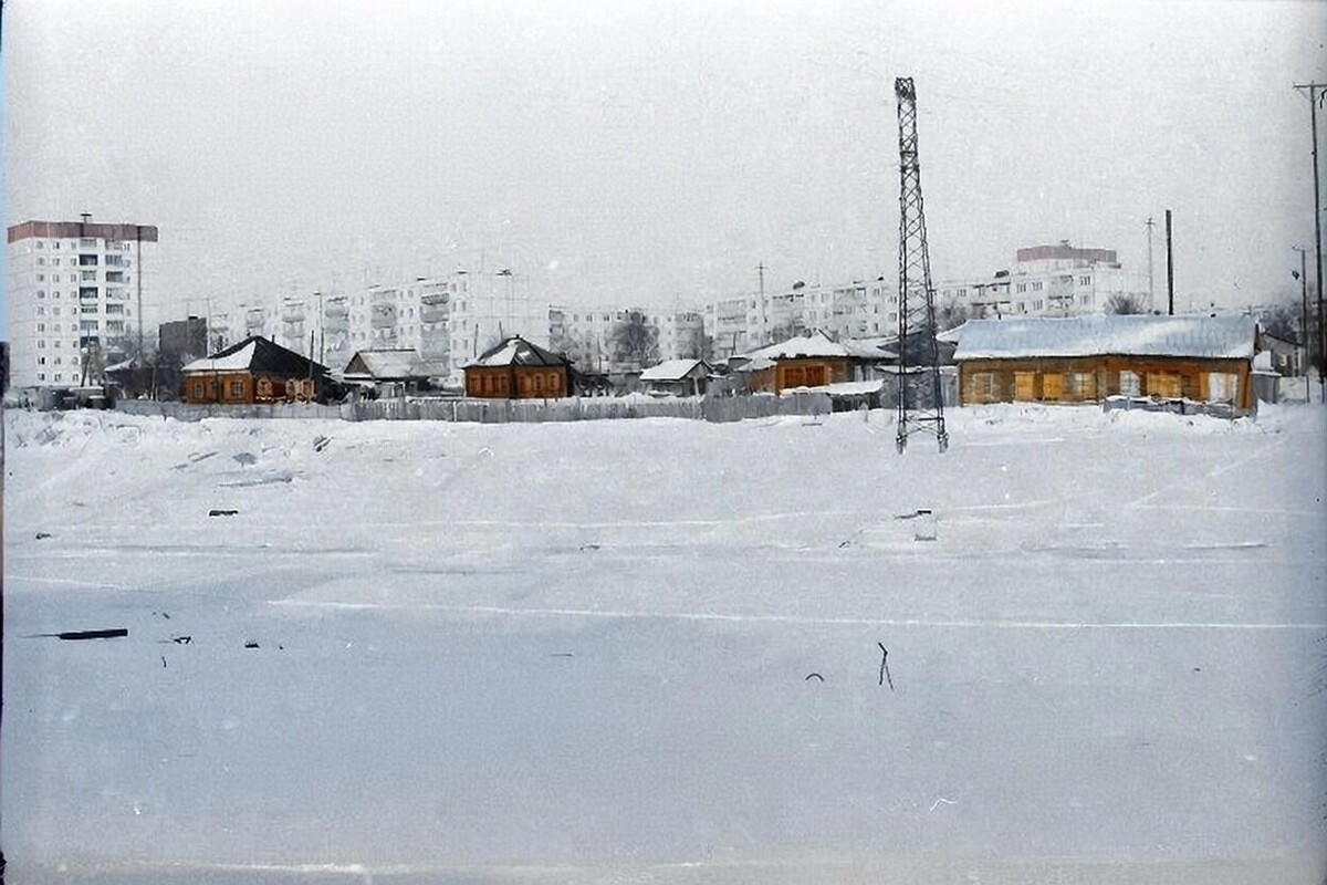    Пятиэтажки, деревянные срубы и первые девятиэтажные дома, менявшие облик Сургута.   pastvu.com