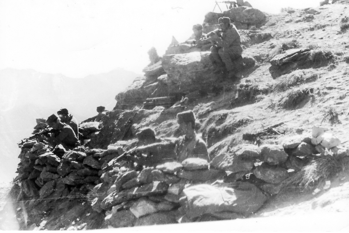 Гора Аманель, бойцы торчат над стенами СПСов чуть не по пояс