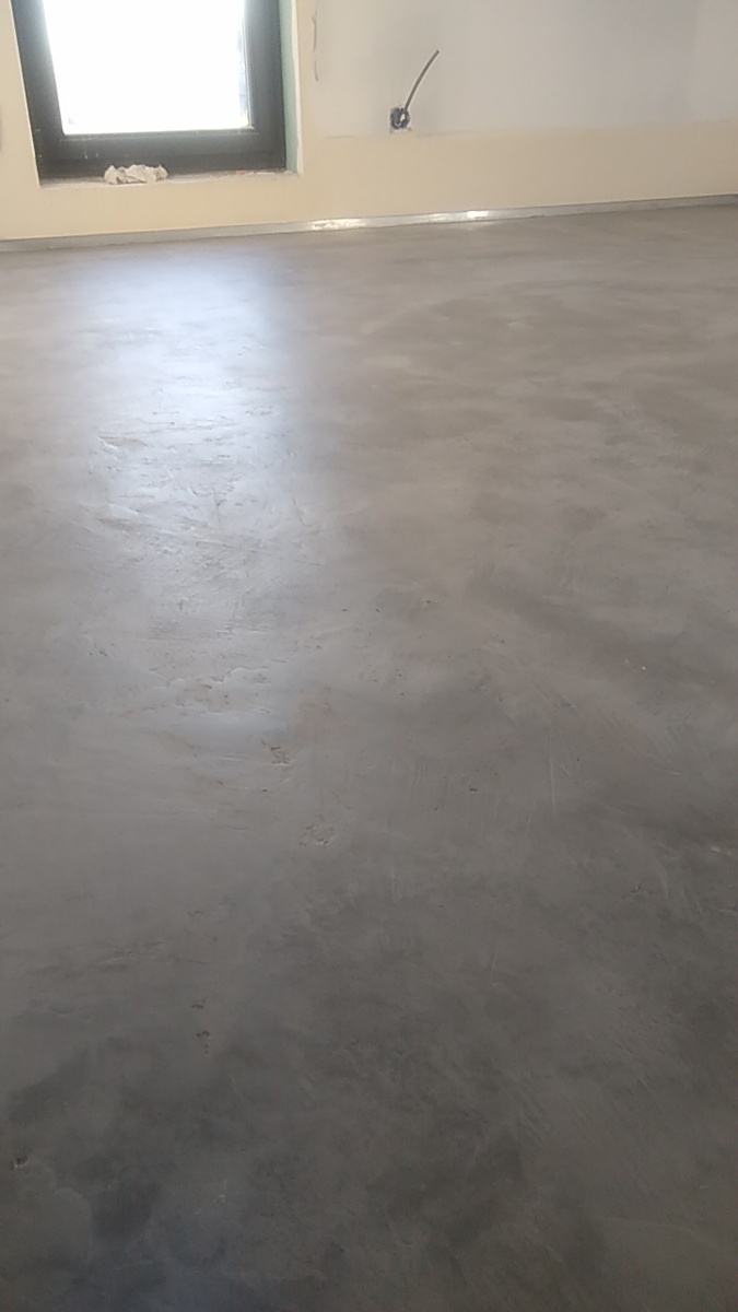Яркий пример микробетона на полу на первом слое