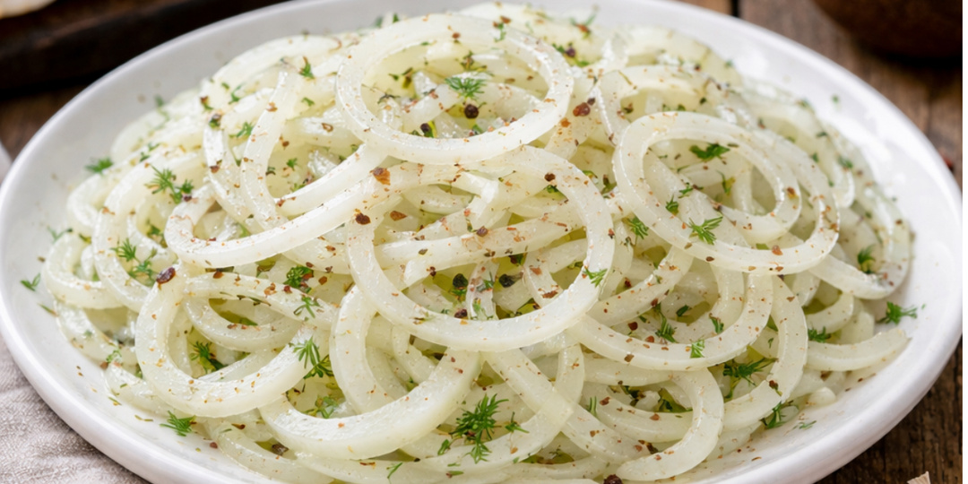 Этот маринованный лук получается вкуснее шашлыка! Готовится без уксуса, рецепт узнала в шашлычной Адлера