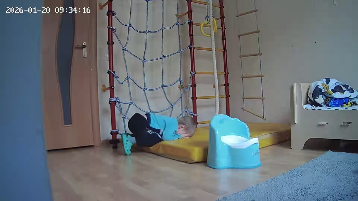 Женя отбывает наказание в своей комнате