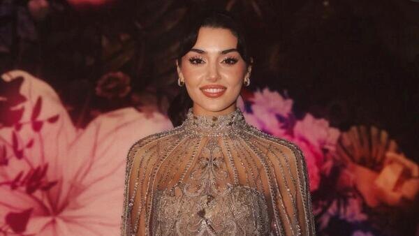 Ханде Эрчел появилась в полупрозрачном платье на красной дорожке премии Joy Awards