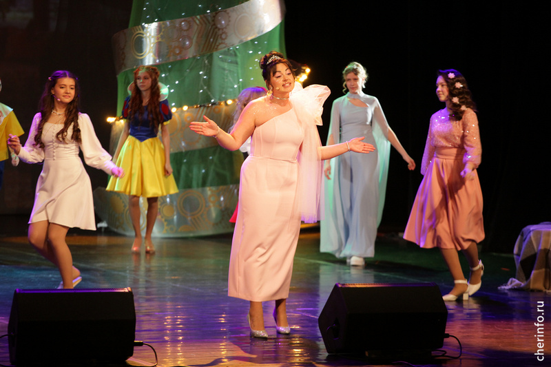    Премьера мюзикла "Рождественские сюрпризы" прошла в Камерном театре 15 января. Это история Никиты и Даши