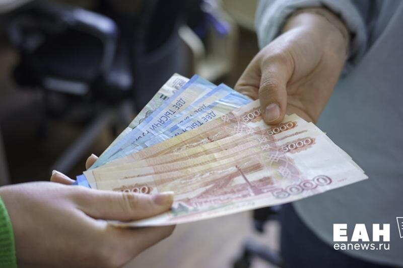    Деньги передают из рук в руки