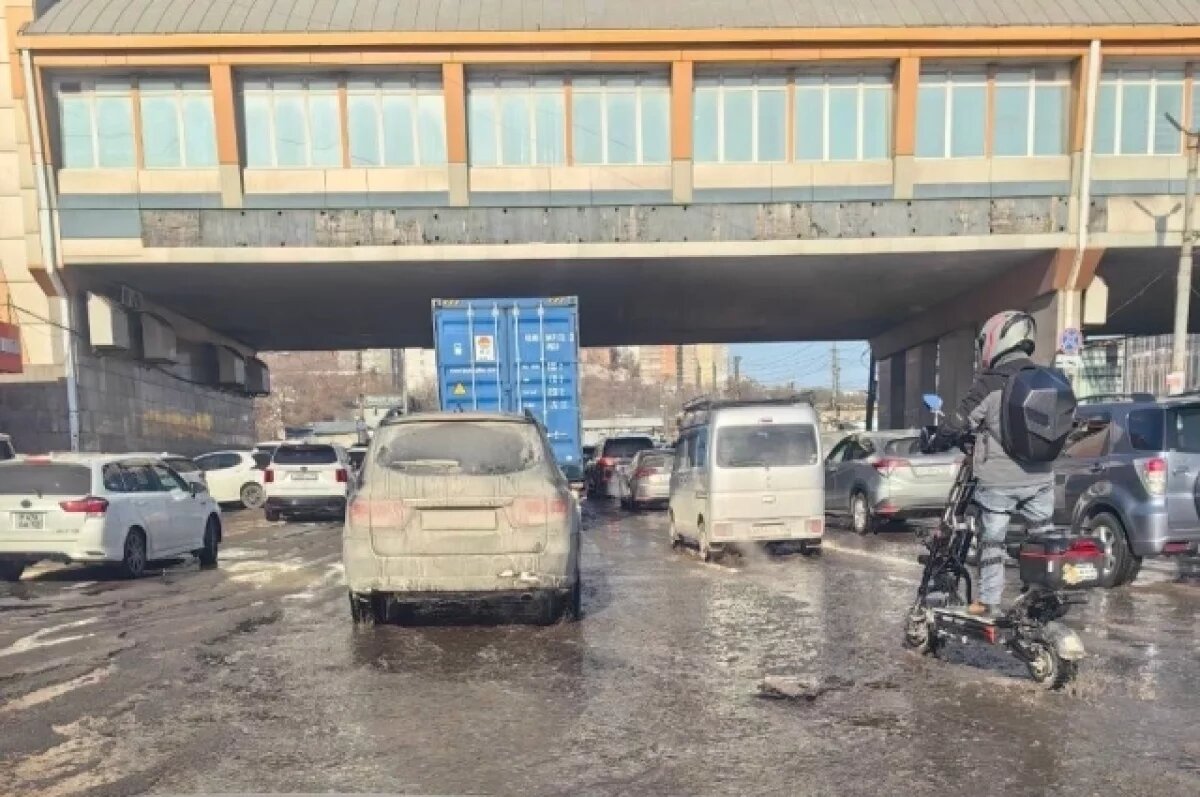    Площадь Луговая во Владивостоке вновь затоплена и превращается в каток