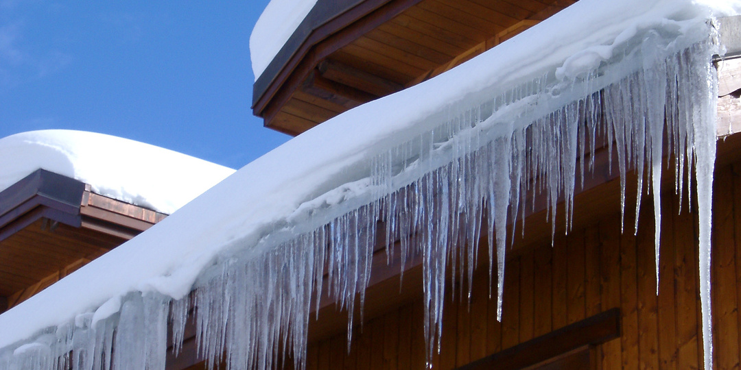 В Восточном микрорайоне Нягани в результате схода с крыши снежно-ледяной массы пострадал подросток