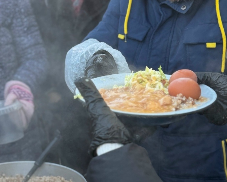     Более 60 бездомных накормили во время Крещенского благотворительного обеда