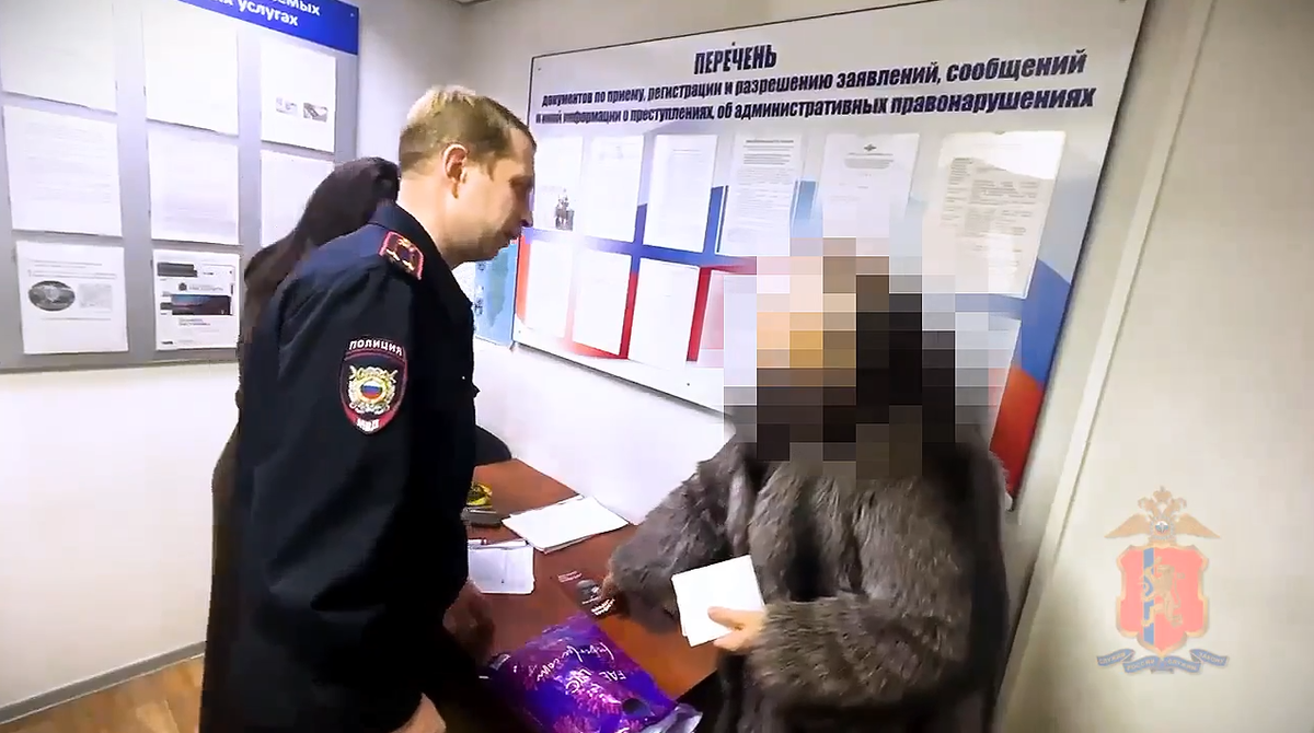     Полицейские вернули жительнице Зеленогорска потерянные 15 тысяч рублей