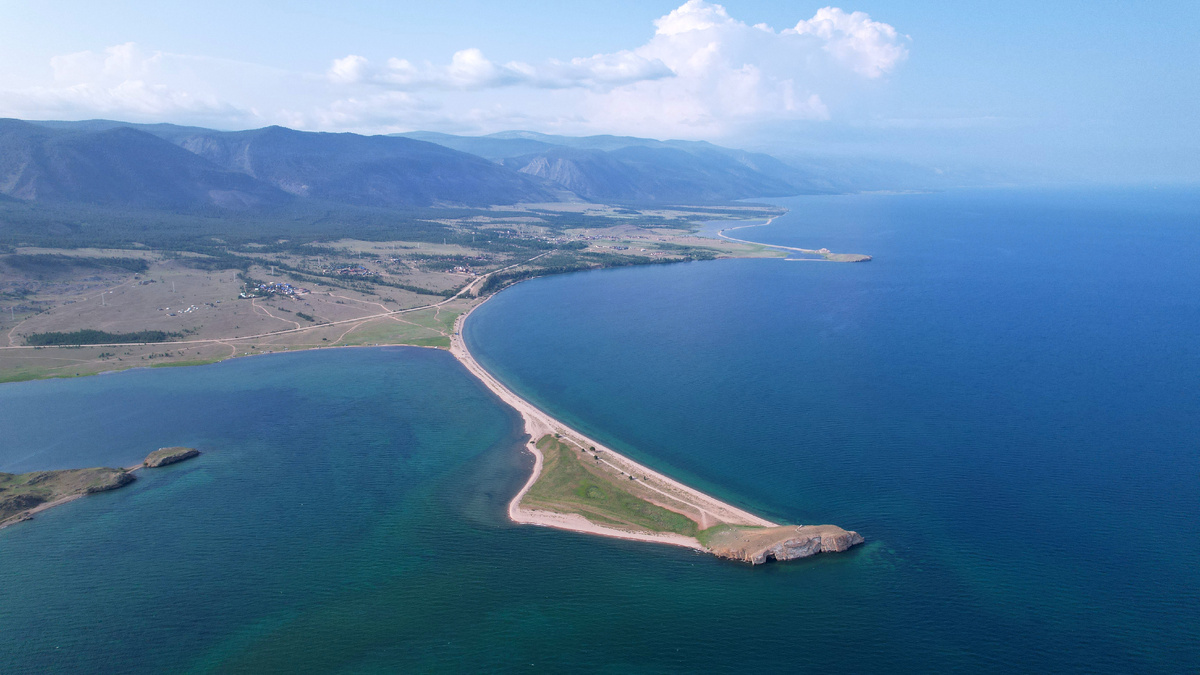 Мыс Уюга — одно из тех мест на Байкале, где природа и история ощущаются особенно остро.