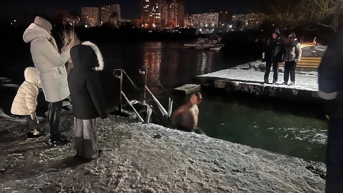    Считается, что погружение в освящённую воду в этот день символизирует очищение от грехов и болезней.   rostovgazeta.ru