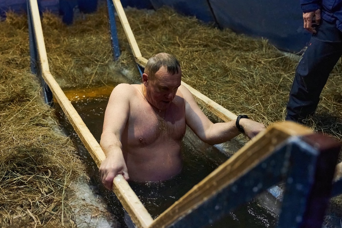    Губернатор Югры окунулся в ледяную воду Иртыша после молебна и поздравил жителей региона