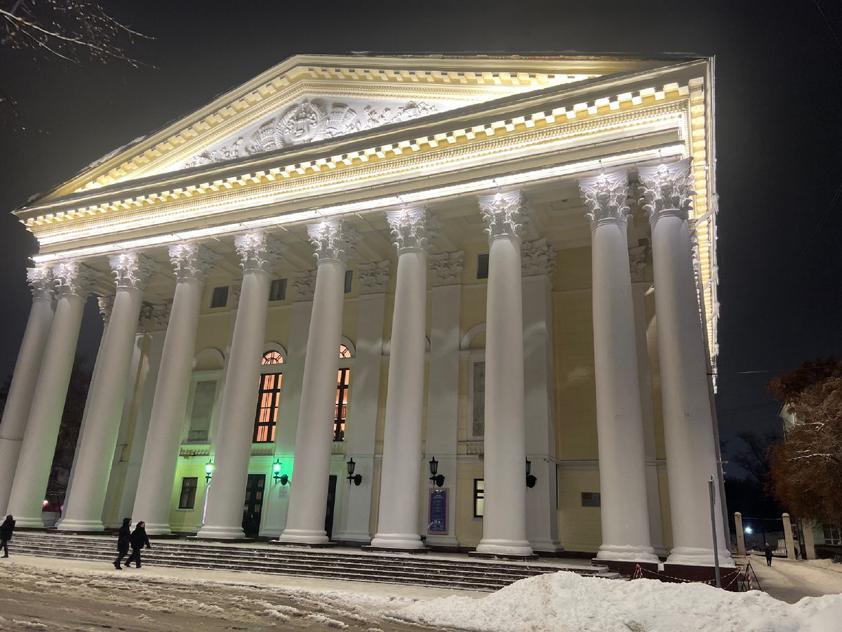  Здание театра (архитектор И. Чистосердова) построено в 1961 г.