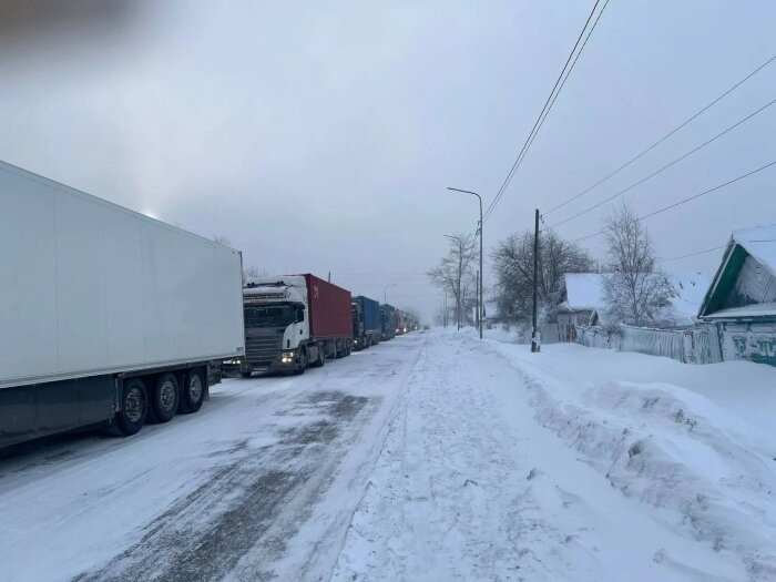 Дальнобойщики стоят в пробке в деревне Клюевка / Фото: телеграм-канал Алексей Цыденов