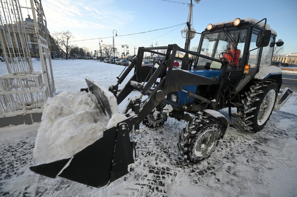    В Новосибирске за последние трое суток в уборке снега задействовали около 400 единиц спецтехники. Алексей БУЛАТОВ