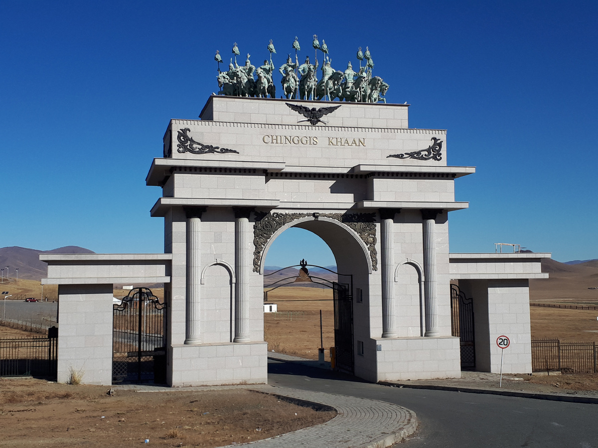 Вот такая арка встречает всех гостей этого парка. 