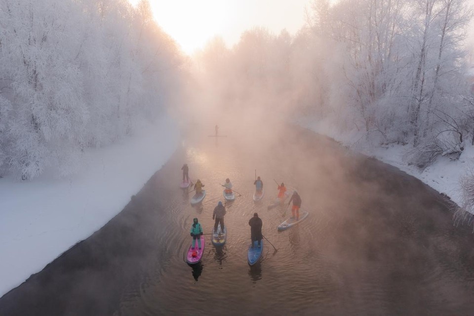    Десять человек в мороз проплыли на сапах по протоке Оби. Фото: Вадим Махоров