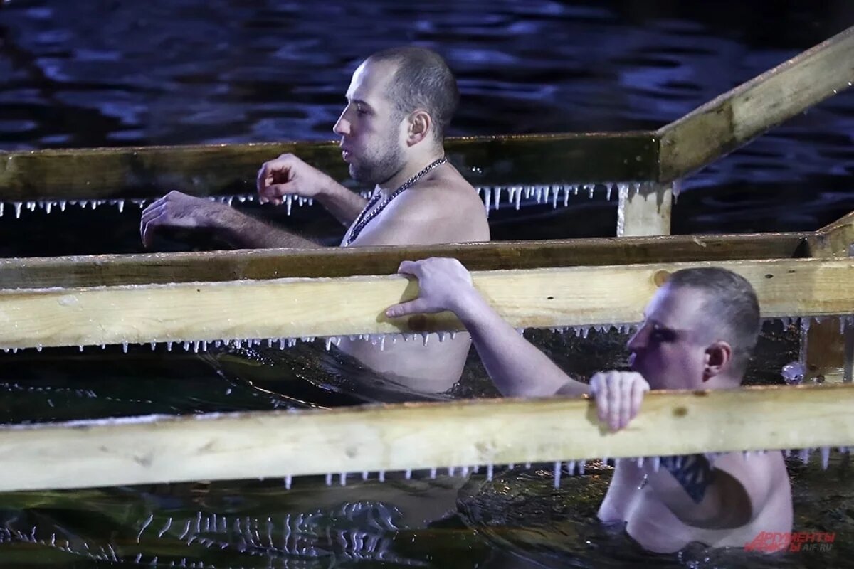    Более 300 полицейских обеспечивают правопорядок во время Крещения в Адыгее