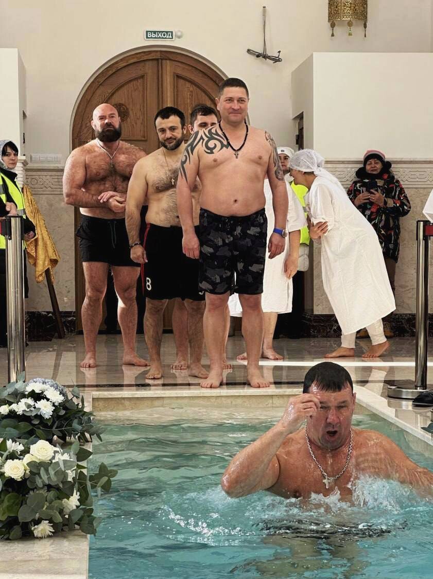 По виду - самые гланые верующие)))