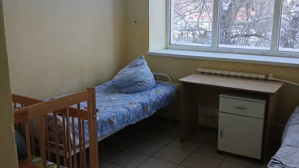 Протекла крыша: отделку помещений в педиатрическом отделении батайской ЦГБ обновят в феврале