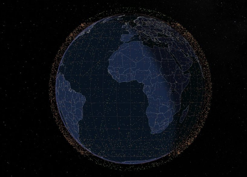 Иллюстративное изображение: спутниковый флот Starlink на орбите Земли.