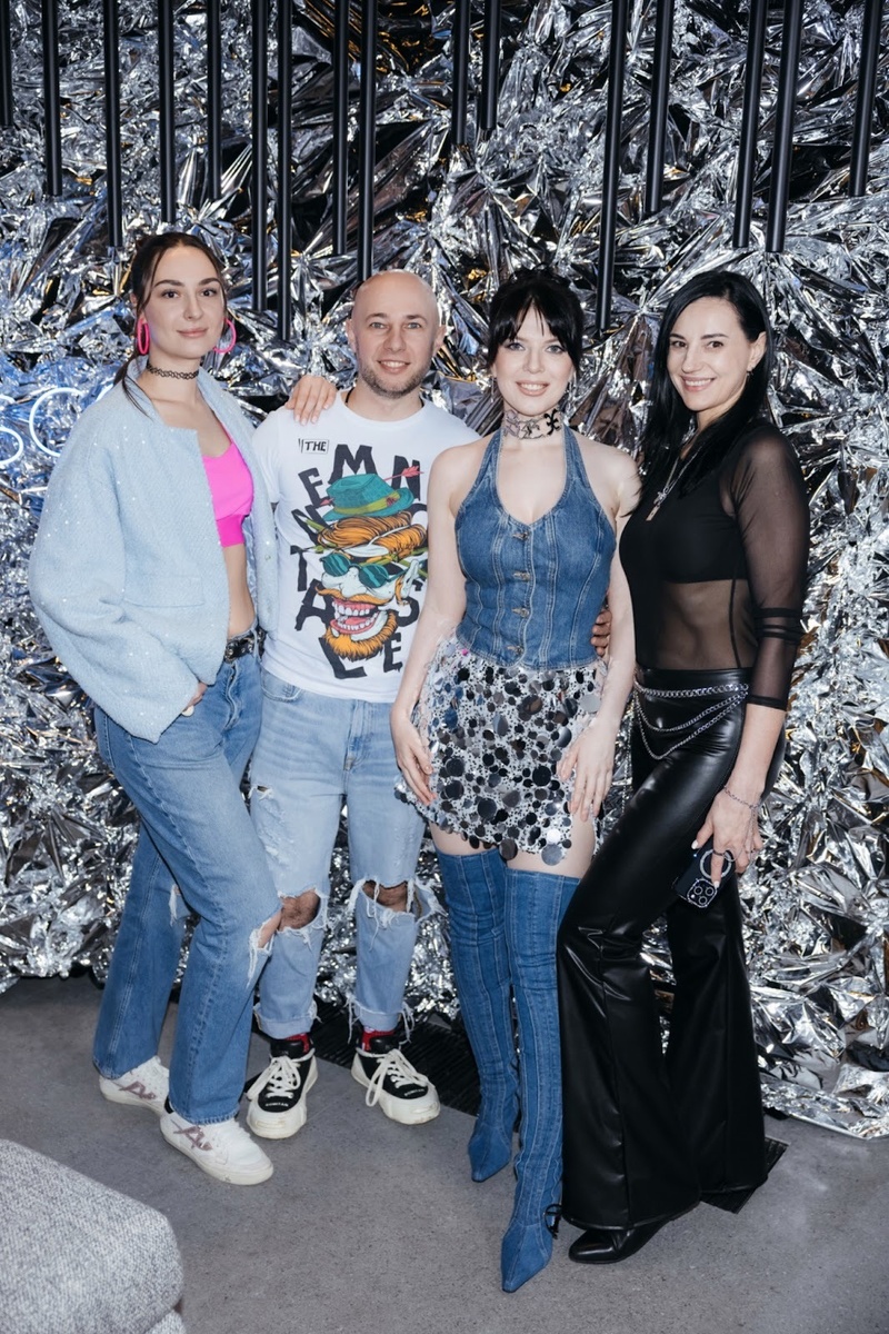 Фотозона дискотеки в стиле нулевых. Организатор — креативное агентство СКАЗКИНО