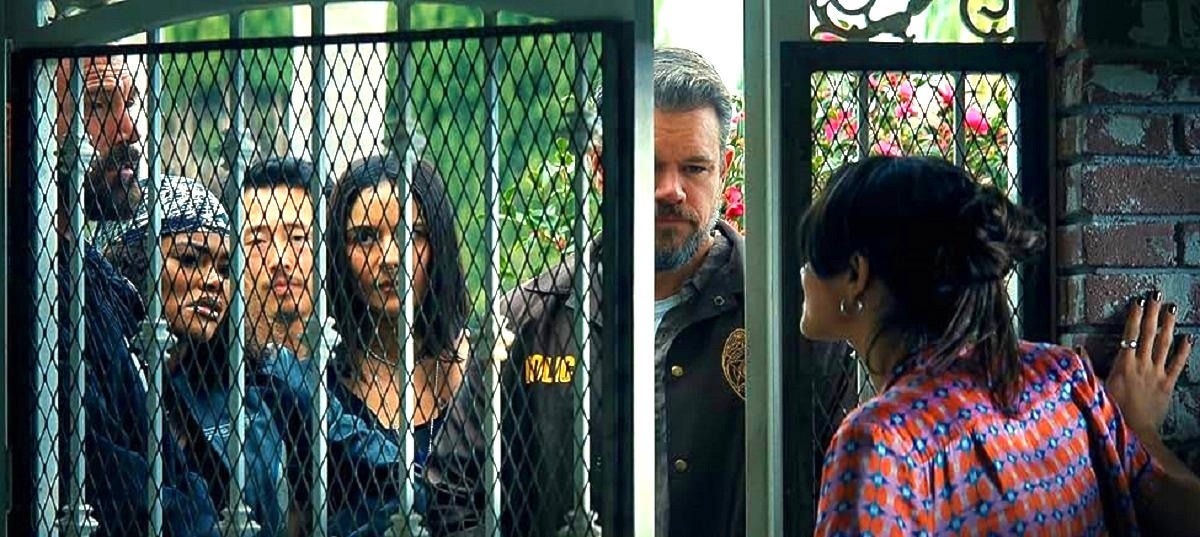 - Что, вот прямо всем сразу так приспичило в мой туалет? Серьёзно? 