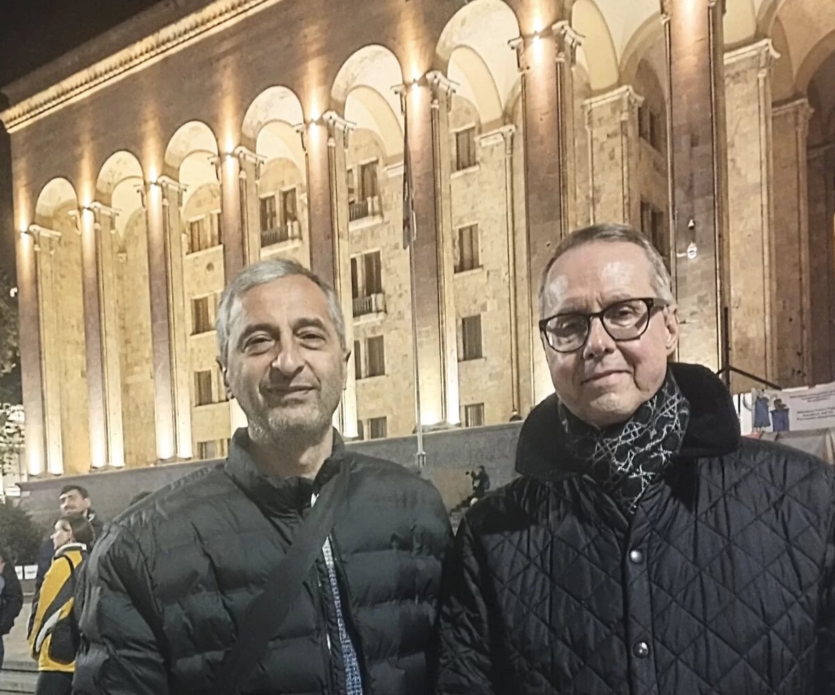 Справа посол Германии в Грузии Питер Фишер на акции протеста у здания парламента.