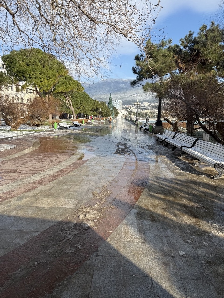 Немноголюдная набережная