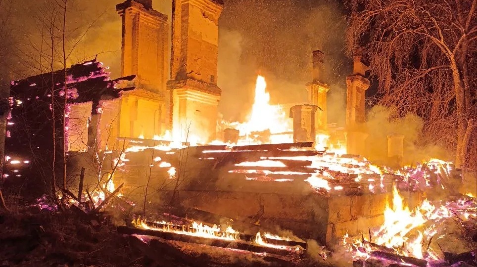 Остались только трубы: в поселке Лендеры сгорел заброшенный многоквартирный дом