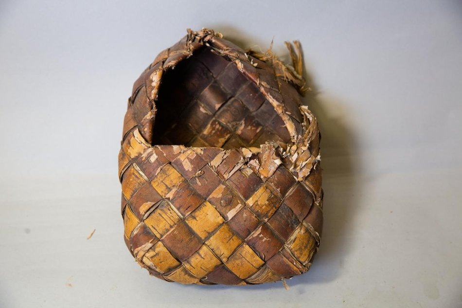 Берестяной котелок для приготовления пищи на полевых работах. Сделан в начале XX века в вепсской деревне Перхинская (современный Лодейнопольский район Ленинградской области).(©) Российский этнографический музей