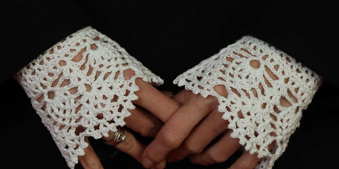 Вязаные ажурные манжеты: Как деталь из прошлого стала главным трендом